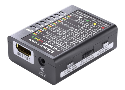 Dr HDMI 4K z izhodne strani, s tabelo bank EDID UHD, natisnjeno na zgornji strani