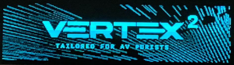 Modri 3,12-palčni zaslon OLED naprave HDfury Vertex 2 z zagonskim logotipom Vertex 2 in vrstico Tailored for AV purists