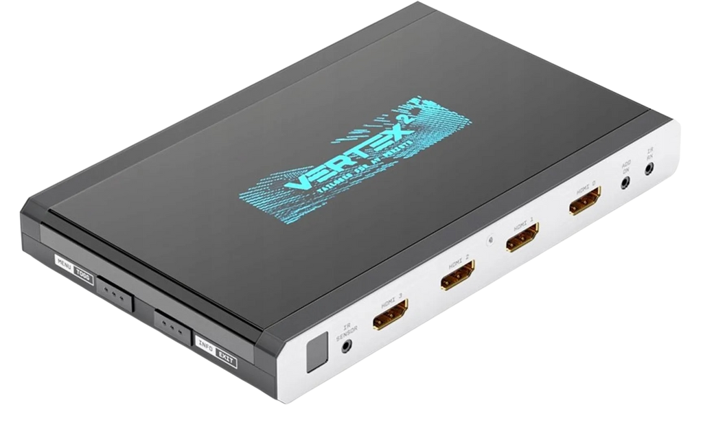 HDMI matrika in preklopnik HDfury Vertex 2 od zgoraj pod kotom, vhodna stran: senzor IR, štirje vhodi HDMI, oštevilčeni od 0 do 3, vtiča za dodatke in IR RX