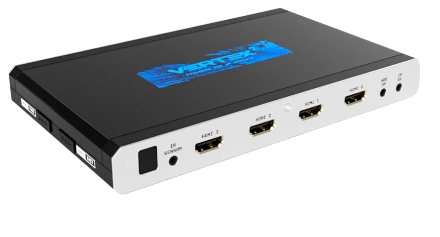 HDMI preklopnik HDfury Vertex 2 pod kotom na belem ozadju, s senzorjem IR in štirimi vhodi HDMI vzdolž sprednjega roba